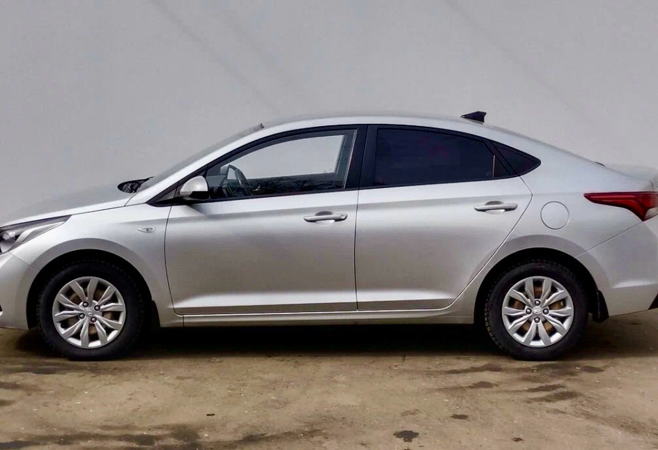 Аренда hyundai solaris эконом класса 2017 года в городе Москва ВДНХ от 1790 руб./сутки, передний привод, двигатель: бензин, объем 1.6 литров, ОСАГО (Мультидрайв), без водителя, недорого, вид 2 - RentRide