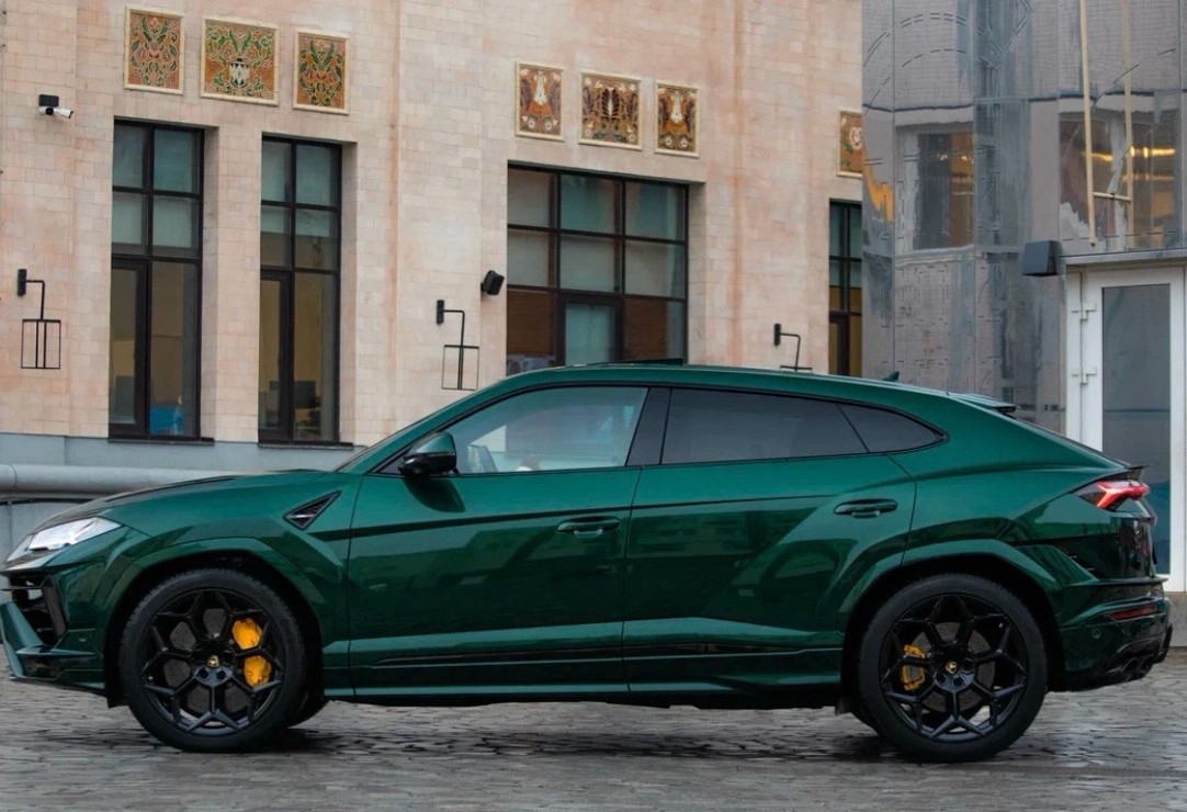 Аренда lamborghini urus премиум класса 2024 года в городе Москва Шаболовская от 64000 руб./сутки, полный привод, двигатель: бензин, объем 4 литра, каско (Впишу в полис), ОСАГО (Впишу в полис), без водителя, недорого, вид 3 - RentRide