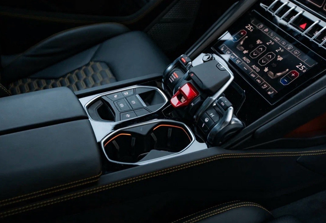 Аренда lamborghini urus премиум класса 2024 года в городе Москва Шаболовская от 64000 руб./сутки, полный привод, двигатель: бензин, объем 4 литра, каско (Впишу в полис), ОСАГО (Впишу в полис), без водителя, недорого, вид 8 - RentRide