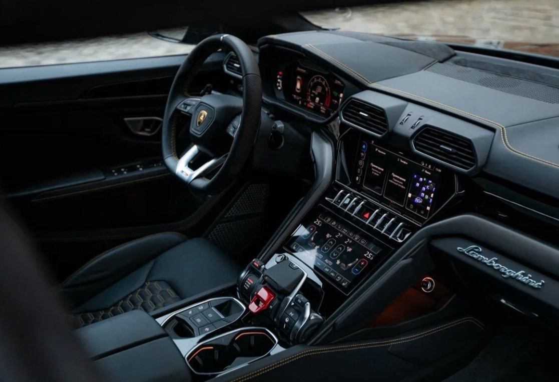 Аренда lamborghini urus премиум класса 2024 года в городе Москва Шаболовская от 64000 руб./сутки, полный привод, двигатель: бензин, объем 4 литра, каско (Впишу в полис), ОСАГО (Впишу в полис), без водителя, недорого, вид 7 - RentRide