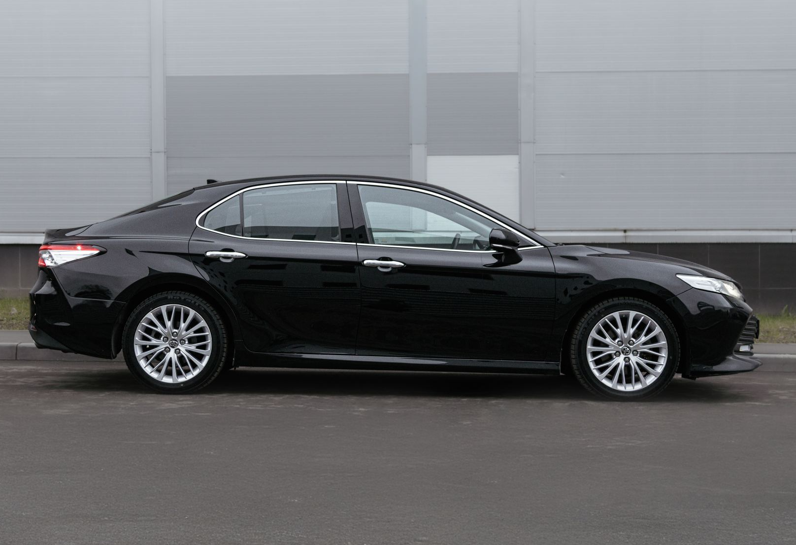 Аренда toyota camry комфорт класса 2019 года в городе Москва Крылатское от 5760 руб./сутки, передний привод, двигатель: бензин, объем 2.5 литров, ОСАГО (Мультидрайв), без водителя, недорого, вид 2 - RentRide