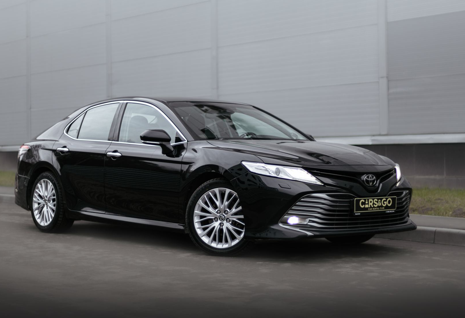 Аренда toyota camry комфорт класса 2019 года в городе Москва Крылатское от 5760 руб./сутки, передний привод, двигатель: бензин, объем 2.5 литров, ОСАГО (Мультидрайв), без водителя, недорого - RentRide
