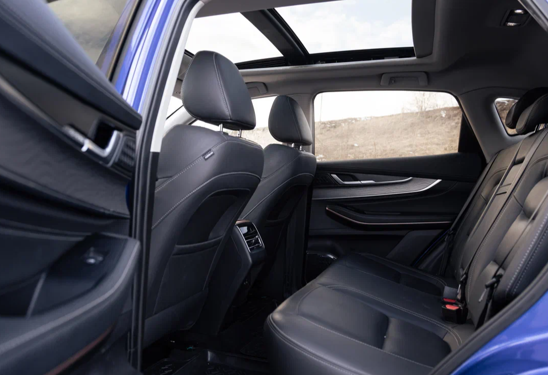 Аренда exeed lx комфорт класса 2023 года в городе Москва Крылатское от 4000 руб./сутки, полный привод, двигатель: бензин, объем 1.6 литров, ОСАГО (Мультидрайв), без водителя, недорого, вид 7 - RentRide