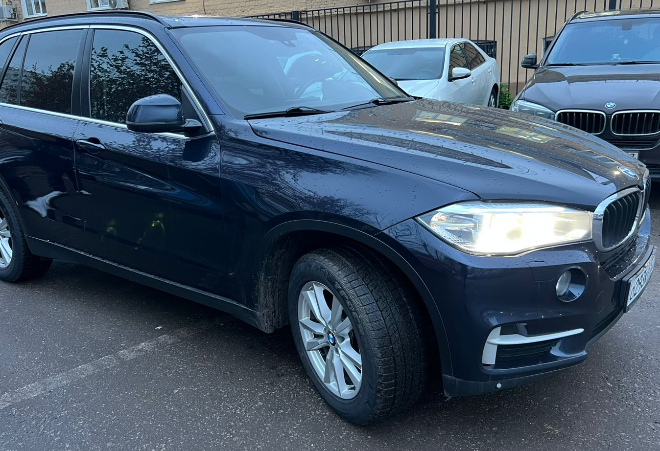 Аренда bmw x5 бизнес класса 2014 года в городе Москва Бауманская от 5900 руб./сутки, полный привод, двигатель: дизель, объем 3 литра, ОСАГО (Впишу в полис), без водителя, недорого - RentRide