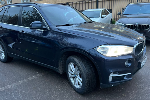 Прокат авто bmw x5 бизнес класса 2014 года в городе Москва Бауманская от 5900 руб./сутки, полный привод, двигатель: дизель, объем 3 литра, ОСАГО (Впишу в полис), без водителя, недорого - RentRide