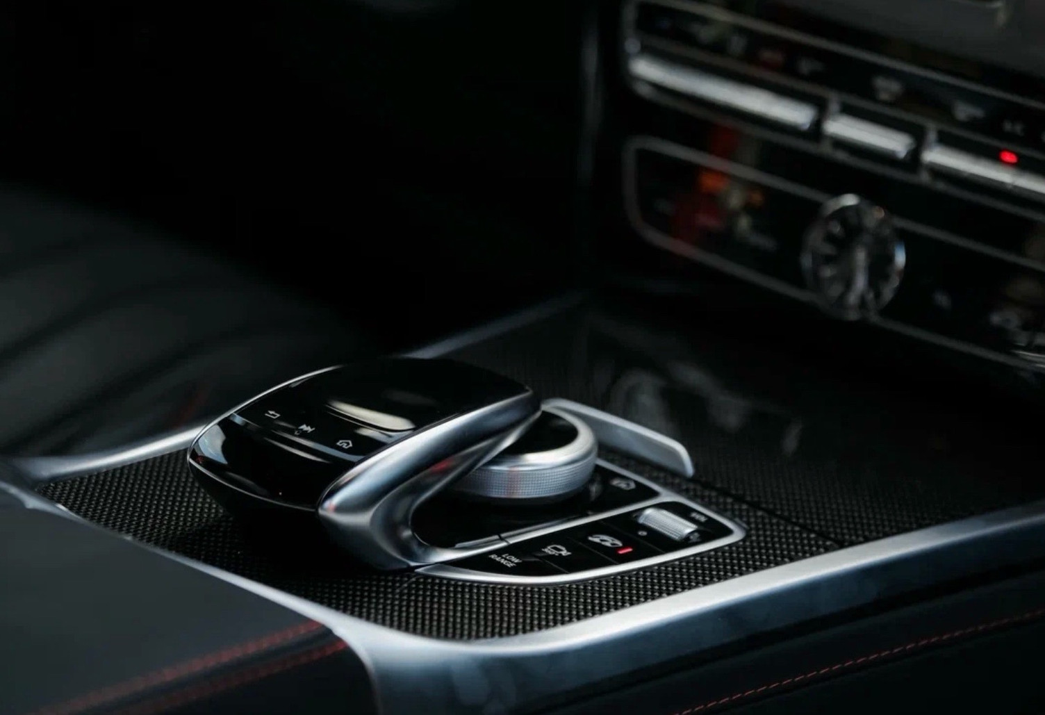 Аренда mercedes-benz g-klass-amg премиум класса 2023 года в городе Москва Шаболовская от 55200 руб./сутки, полный привод, двигатель: бензин, объем 4 литра, каско (Мультидрайв), ОСАГО (Мультидрайв), без водителя, недорого, вид 5 - RentRide