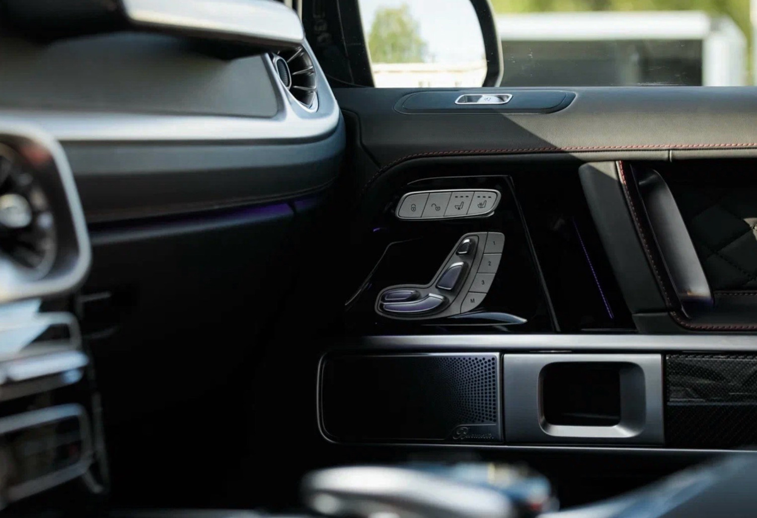 Аренда mercedes-benz g-klass-amg премиум класса 2023 года в городе Москва Шаболовская от 55200 руб./сутки, полный привод, двигатель: бензин, объем 4 литра, каско (Мультидрайв), ОСАГО (Мультидрайв), без водителя, недорого, вид 8 - RentRide