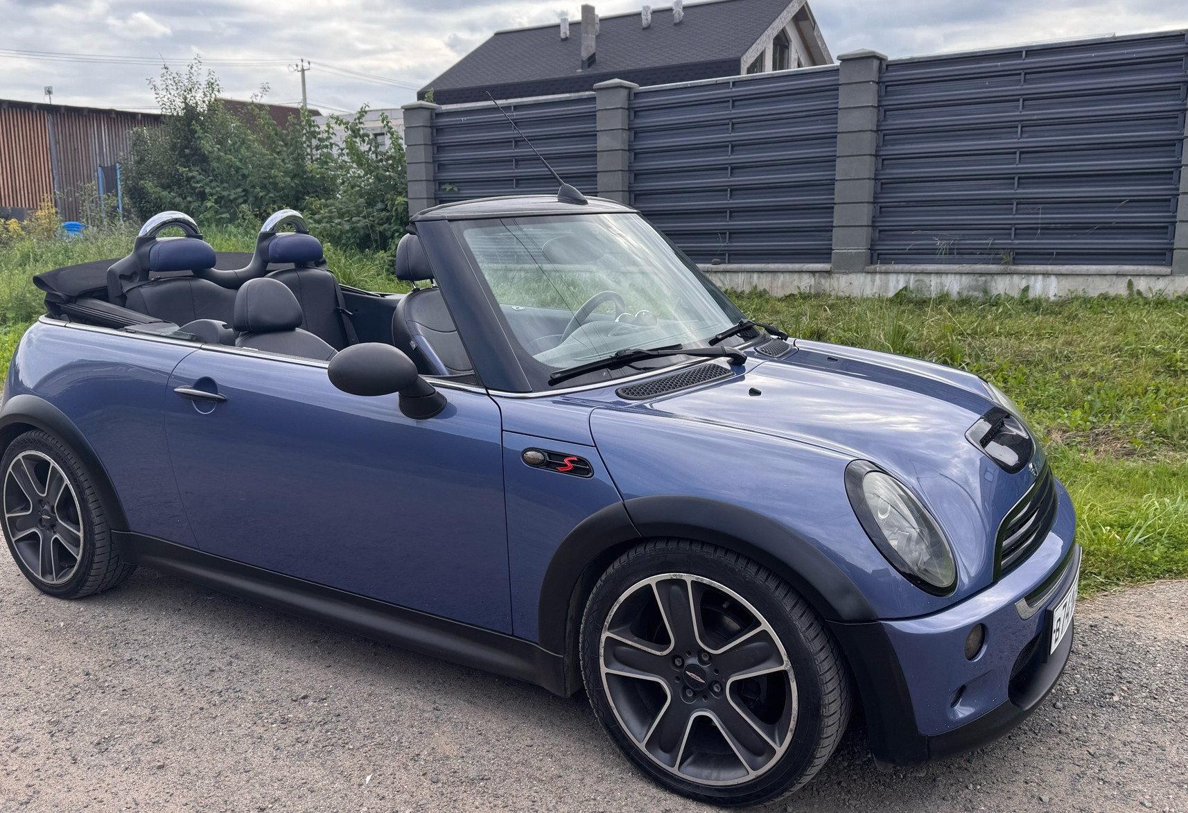 Аренда mini cabrio 2006 года в городе Москва Физтех от 4000 руб./сутки, передний привод, двигатель: бензин, объем 1.6 литров, ОСАГО (Мультидрайв), без водителя, недорого, вид 2 - RentRide