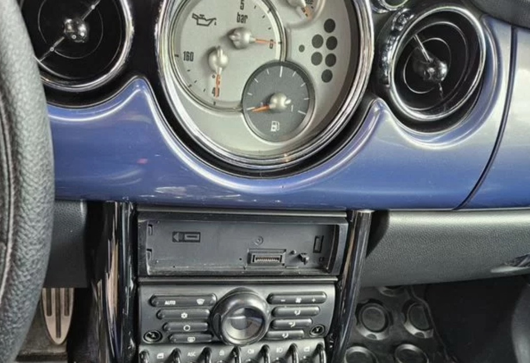 Аренда mini cabrio комфорт класса 2006 года в городе Москва Физтех от 2800 руб./сутки, передний привод, двигатель: бензин, объем 1.6 литров, ОСАГО (Мультидрайв), без водителя, недорого, вид 5 - RentRide