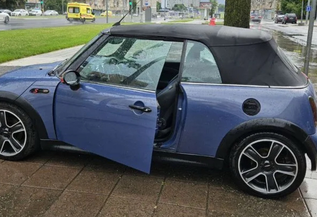 Аренда mini cabrio комфорт класса 2006 года в городе Москва Физтех от 2800 руб./сутки, передний привод, двигатель: бензин, объем 1.6 литров, ОСАГО (Мультидрайв), без водителя, недорого, вид 2 - RentRide