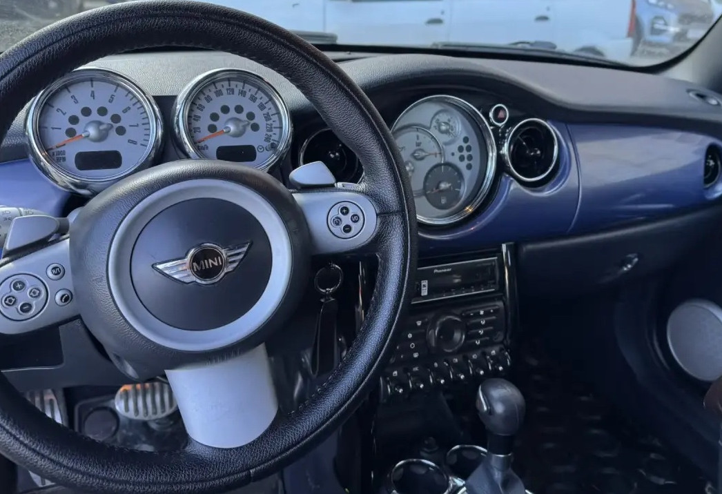 Аренда mini cabrio 2006 года в городе Москва Физтех от 4000 руб./сутки, передний привод, двигатель: бензин, объем 1.6 литров, ОСАГО (Мультидрайв), без водителя, недорого, вид 5 - RentRide