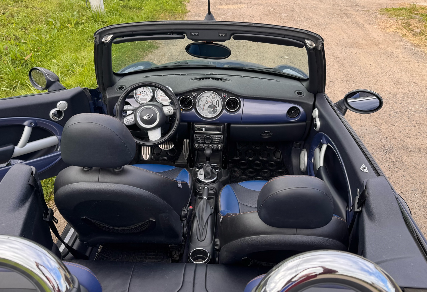 Аренда mini cabrio 2006 года в городе Москва Физтех от 4000 руб./сутки, передний привод, двигатель: бензин, объем 1.6 литров, ОСАГО (Мультидрайв), без водителя, недорого, вид 3 - RentRide