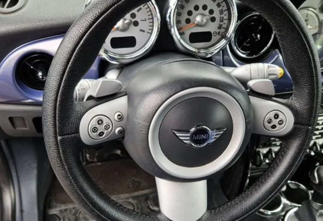 Аренда mini cabrio комфорт класса 2006 года в городе Москва Физтех от 2800 руб./сутки, передний привод, двигатель: бензин, объем 1.6 литров, ОСАГО (Мультидрайв), без водителя, недорого, вид 4 - RentRide