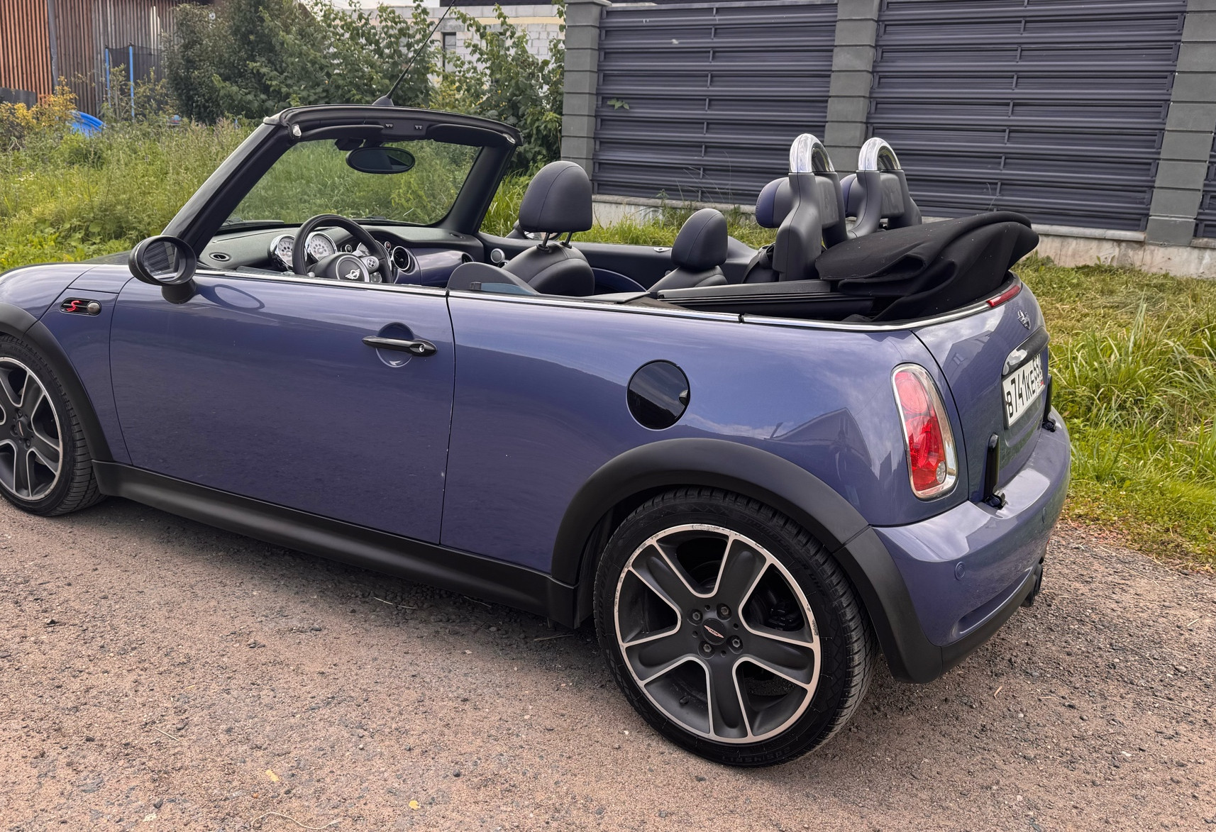 Аренда mini cabrio 2006 года в городе Москва Физтех от 4000 руб./сутки, передний привод, двигатель: бензин, объем 1.6 литров, ОСАГО (Мультидрайв), без водителя, недорого, вид 4 - RentRide