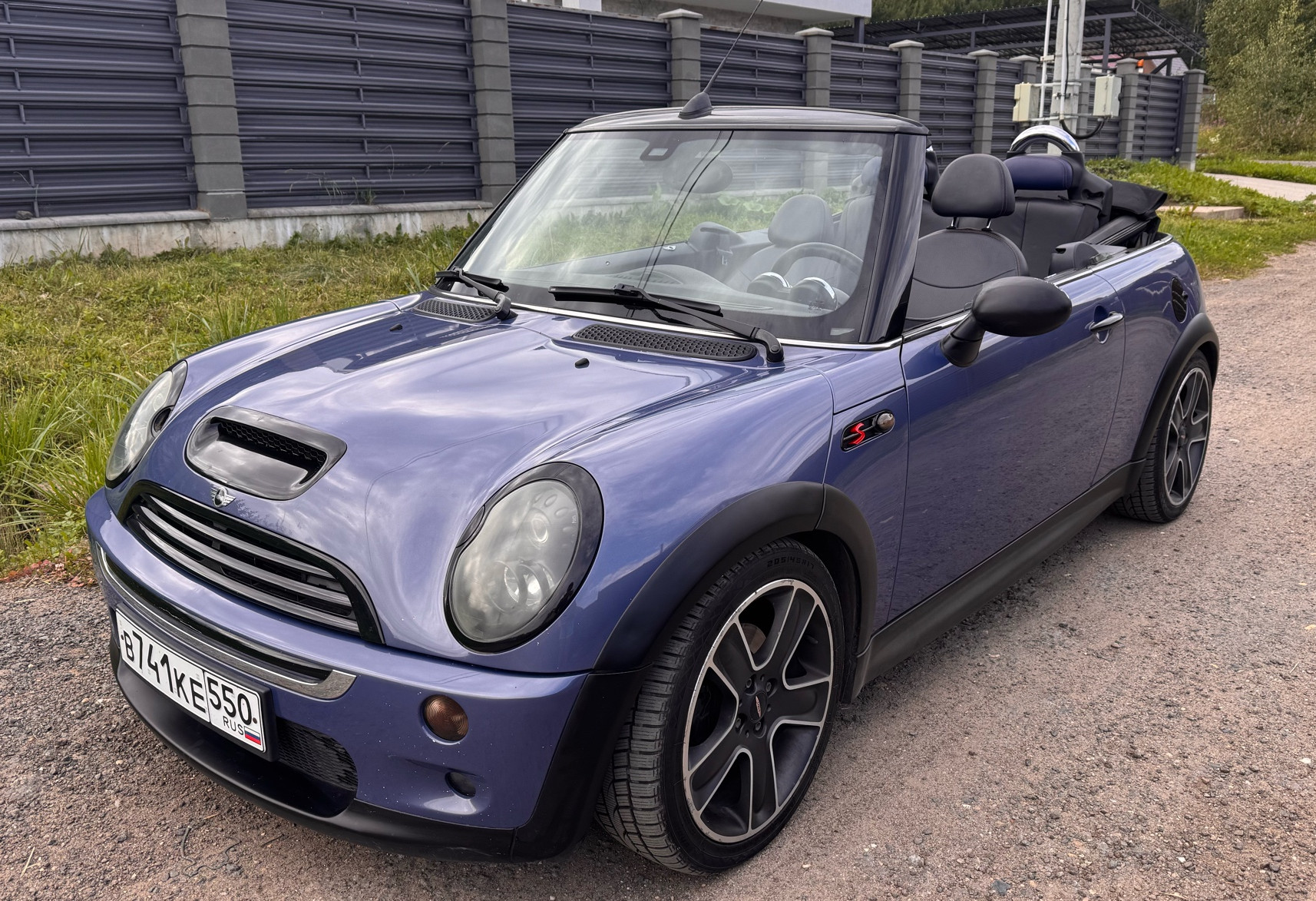Аренда mini cabrio 2006 года в городе Москва Физтех от 4000 руб./сутки, передний привод, двигатель: бензин, объем 1.6 литров, ОСАГО (Мультидрайв), без водителя, недорого - RentRide