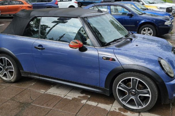 Прокат авто mini cabrio комфорт класса 2006 года в городе Москва Физтех от 2800 руб./сутки, передний привод, двигатель: бензин, объем 1.6 литров, ОСАГО (Мультидрайв), без водителя, недорого - RentRide