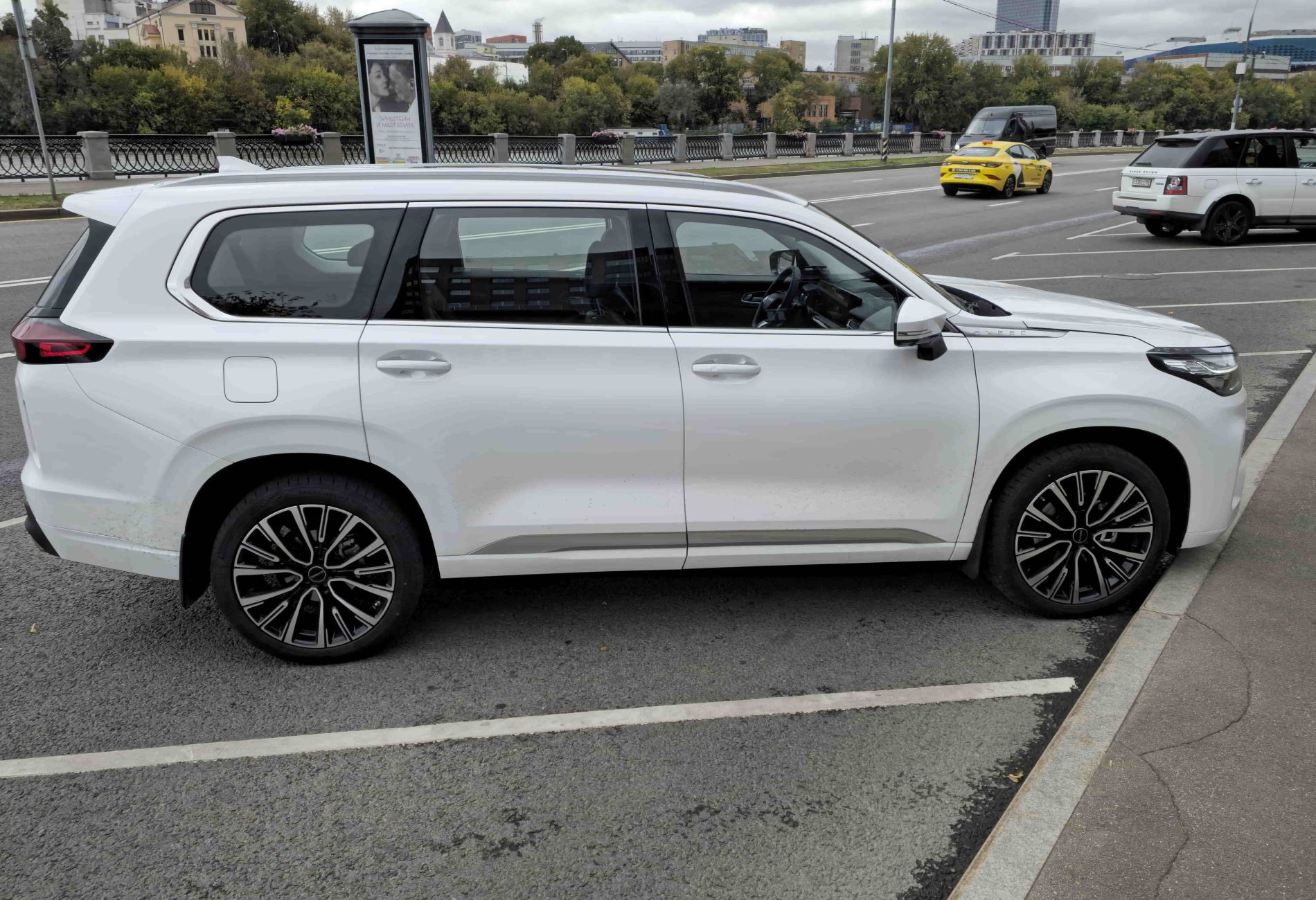 Аренда exeed vx комфорт класса 2023 года в городе Москва Таганская от 6900 руб./сутки, полный привод, двигатель: бензин, объем 2 литра, каско (Мультидрайв), ОСАГО (Мультидрайв), без водителя, недорого, вид 2 - RentRide