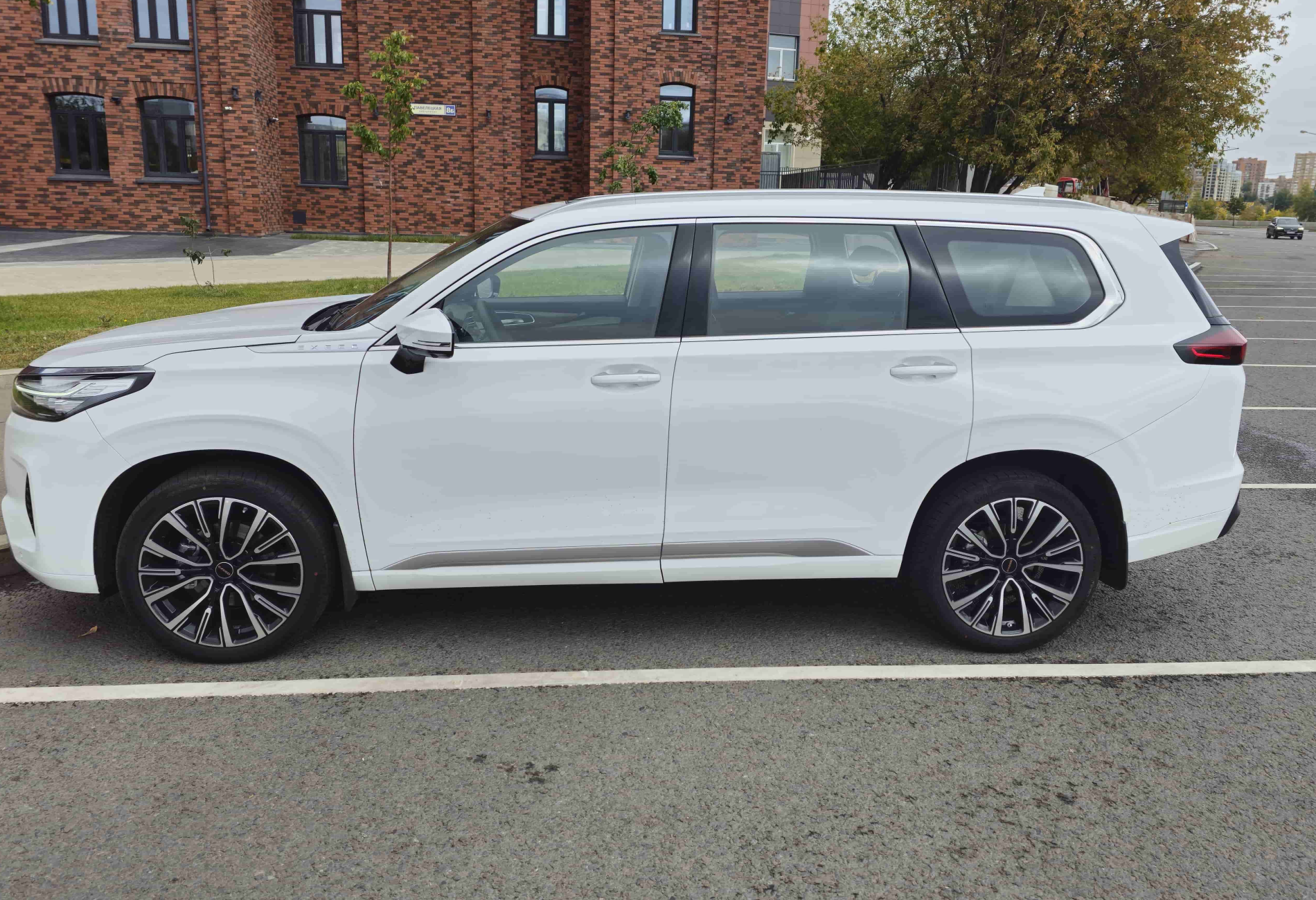 Аренда exeed vx комфорт класса 2023 года в городе Москва Таганская от 6900 руб./сутки, полный привод, двигатель: бензин, объем 2 литра, каско (Мультидрайв), ОСАГО (Мультидрайв), без водителя, недорого, вид 4 - RentRide