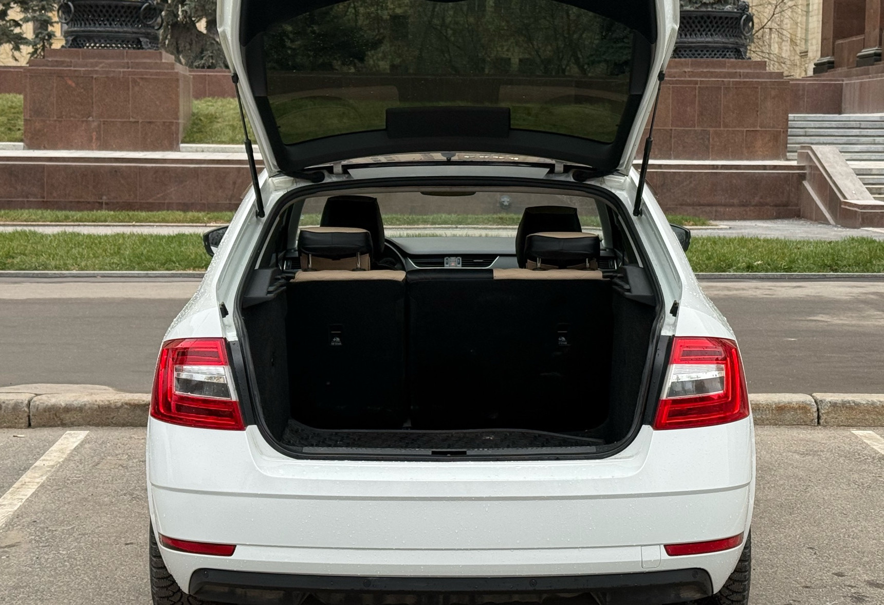 Аренда skoda octavia эконом класса 2017 года в городе Москва Нагорная от 1990 руб./сутки, передний привод, двигатель: газ, объем 1.6 литров, ОСАГО (Впишу в полис), без водителя, недорого, вид 6 - RentRide