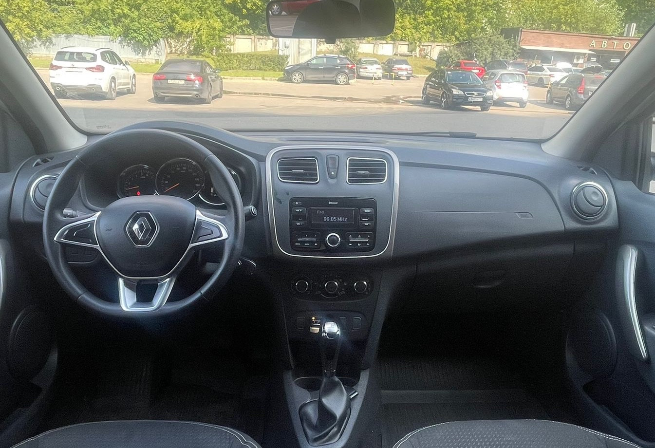 Аренда renault logan эконом класса 2021 года в городе Москва Нагорная от 1790 руб./сутки, передний привод, двигатель: бензин, объем 1.6 литров, ОСАГО (Впишу в полис), без водителя, недорого, вид 6 - RentRide