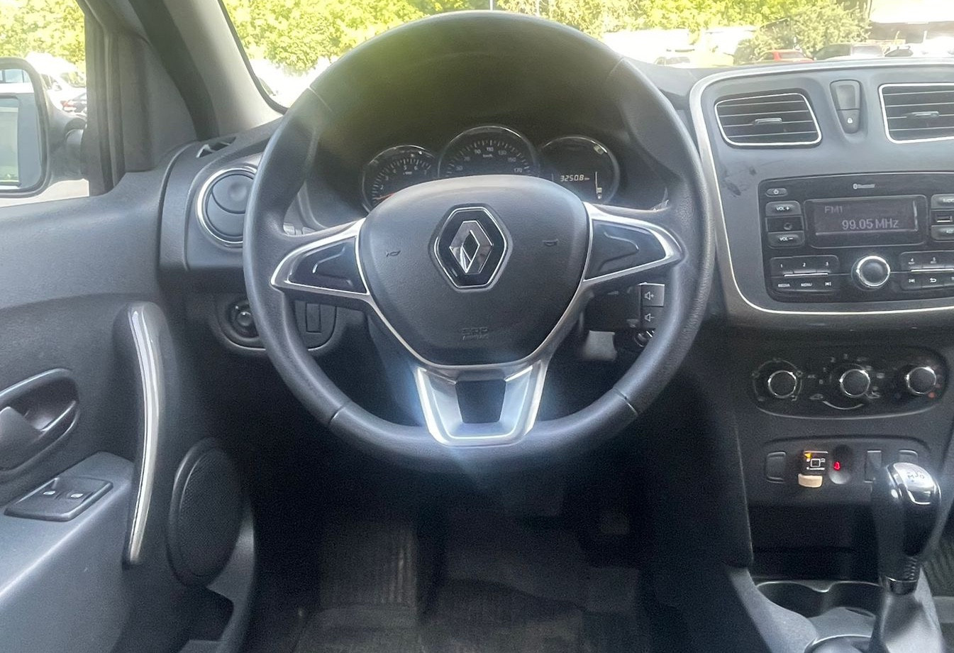 Аренда renault logan эконом класса 2021 года в городе Москва Нагорная от 1790 руб./сутки, передний привод, двигатель: бензин, объем 1.6 литров, ОСАГО (Впишу в полис), без водителя, недорого, вид 7 - RentRide