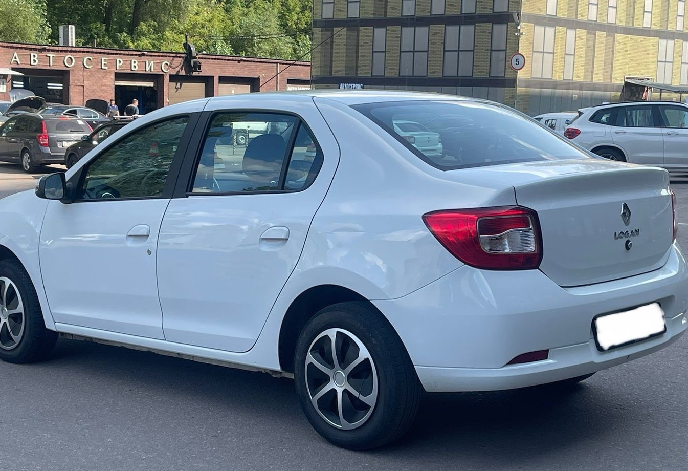Аренда renault logan эконом класса 2021 года в городе Москва Нагорная от 1790 руб./сутки, передний привод, двигатель: бензин, объем 1.6 литров, ОСАГО (Впишу в полис), без водителя, недорого, вид 4 - RentRide