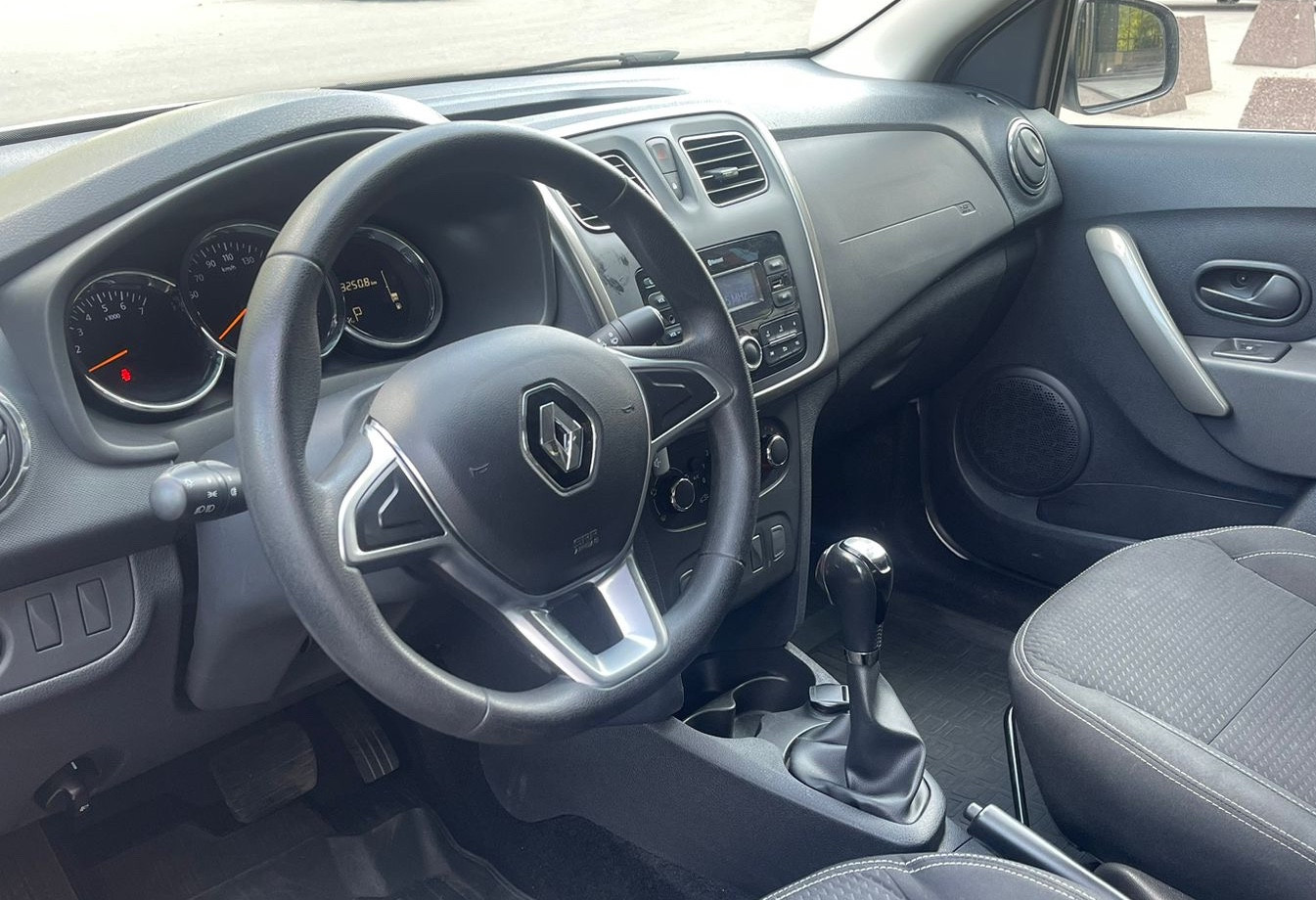 Аренда renault logan эконом класса 2021 года в городе Москва Нагорная от 1790 руб./сутки, передний привод, двигатель: бензин, объем 1.6 литров, ОСАГО (Впишу в полис), без водителя, недорого, вид 5 - RentRide