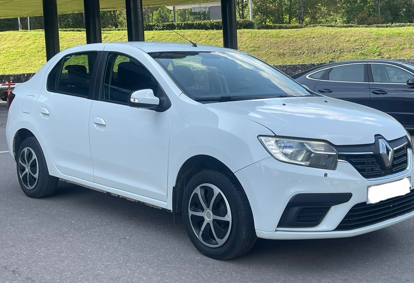 Аренда renault logan эконом класса 2021 года в городе Москва Нагорная от 1790 руб./сутки, передний привод, двигатель: бензин, объем 1.6 литров, ОСАГО (Впишу в полис), без водителя, недорого, вид 2 - RentRide