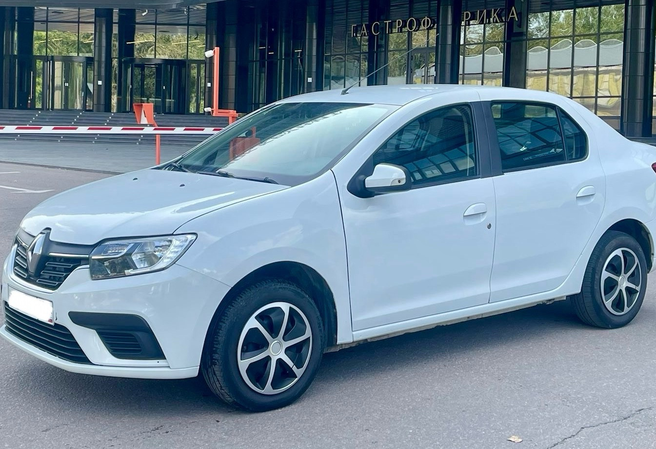 Аренда renault logan эконом класса 2021 года в городе Москва Нагорная от 1790 руб./сутки, передний привод, двигатель: бензин, объем 1.6 литров, ОСАГО (Впишу в полис), без водителя, недорого - RentRide