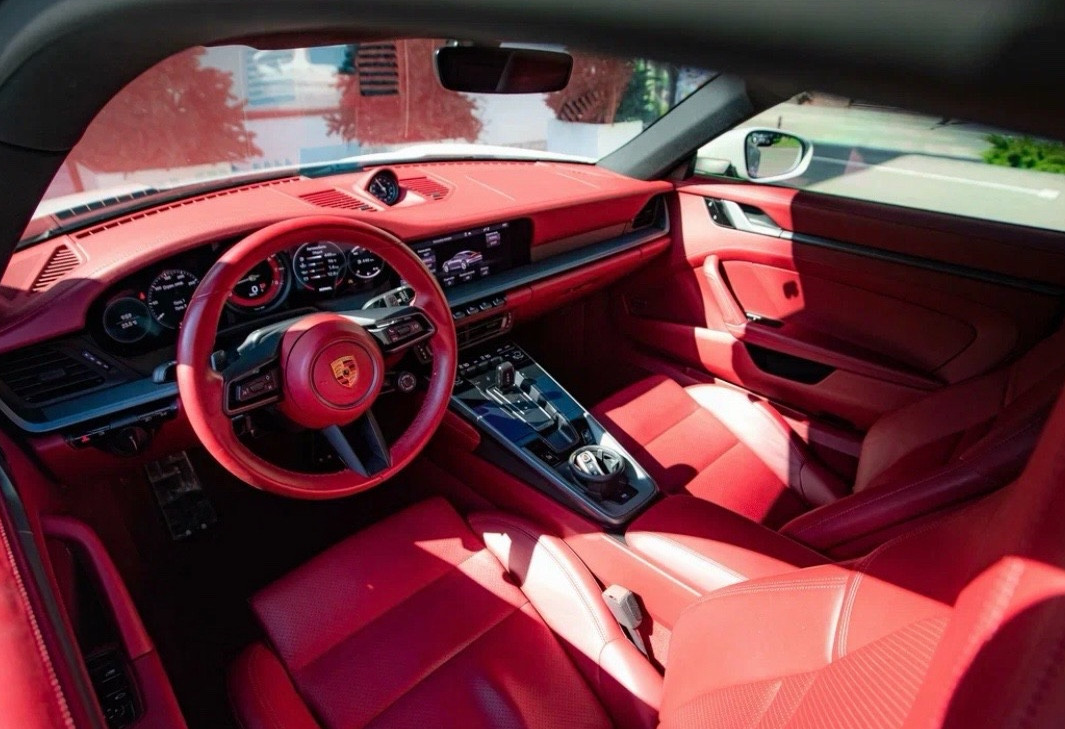 Аренда porsche 911 премиум класса 2021 года в городе Москва Тульская от 36000 руб./сутки, передний привод, двигатель: бензин, объем 3 литра, каско (Мультидрайв), ОСАГО (Мультидрайв), без водителя, недорого, вид 10 - RentRide