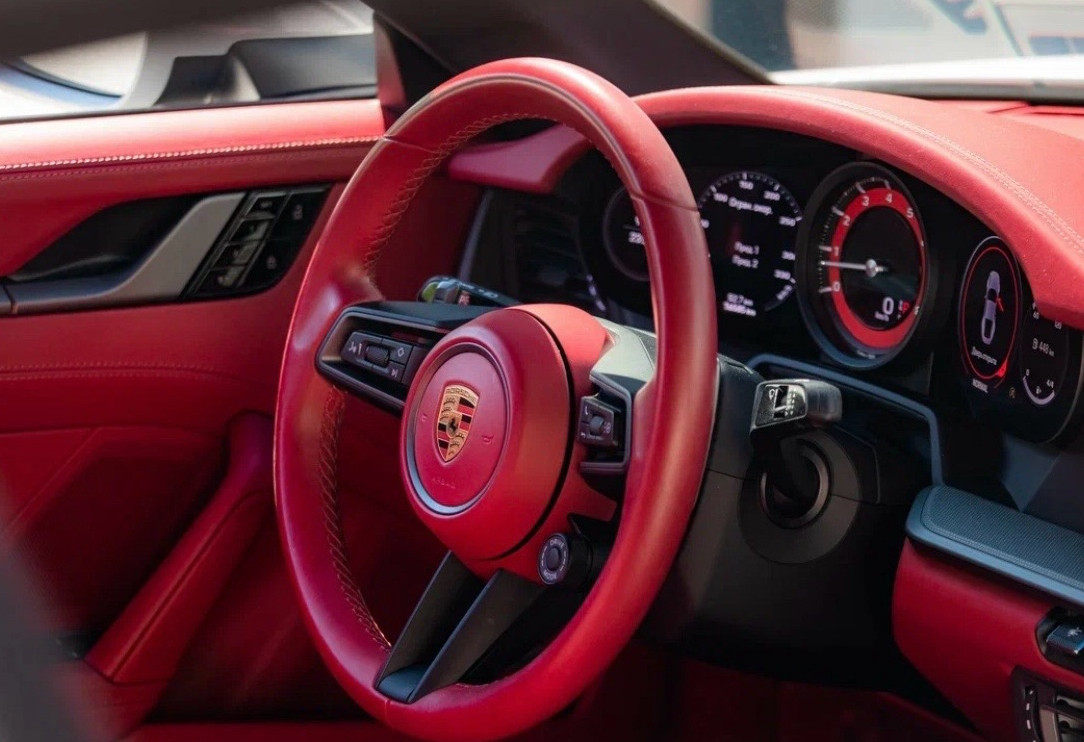 Аренда porsche 911 премиум класса 2021 года в городе Москва Тульская от 36000 руб./сутки, передний привод, двигатель: бензин, объем 3 литра, каско (Мультидрайв), ОСАГО (Мультидрайв), без водителя, недорого, вид 11 - RentRide