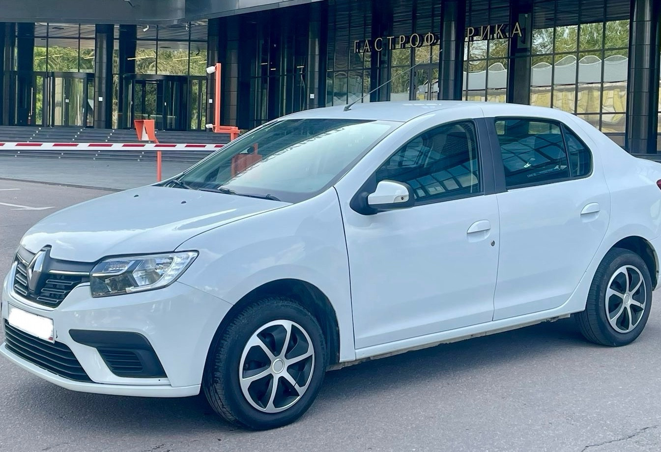 Аренда renault logan эконом класса 2021 года в городе Москва Нагорная от 1790 руб./сутки, передний привод, двигатель: газ, объем 1.6 литров, ОСАГО (Впишу в полис), без водителя, недорого - RentRide