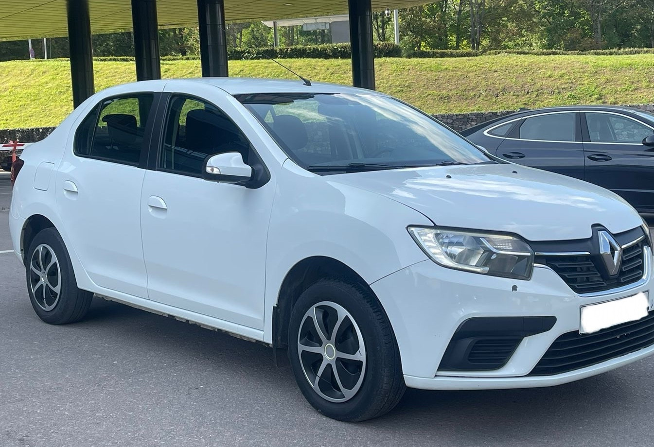 Аренда renault logan эконом класса 2021 года в городе Москва Нагорная от 1790 руб./сутки, передний привод, двигатель: газ, объем 1.6 литров, ОСАГО (Впишу в полис), без водителя, недорого, вид 2 - RentRide