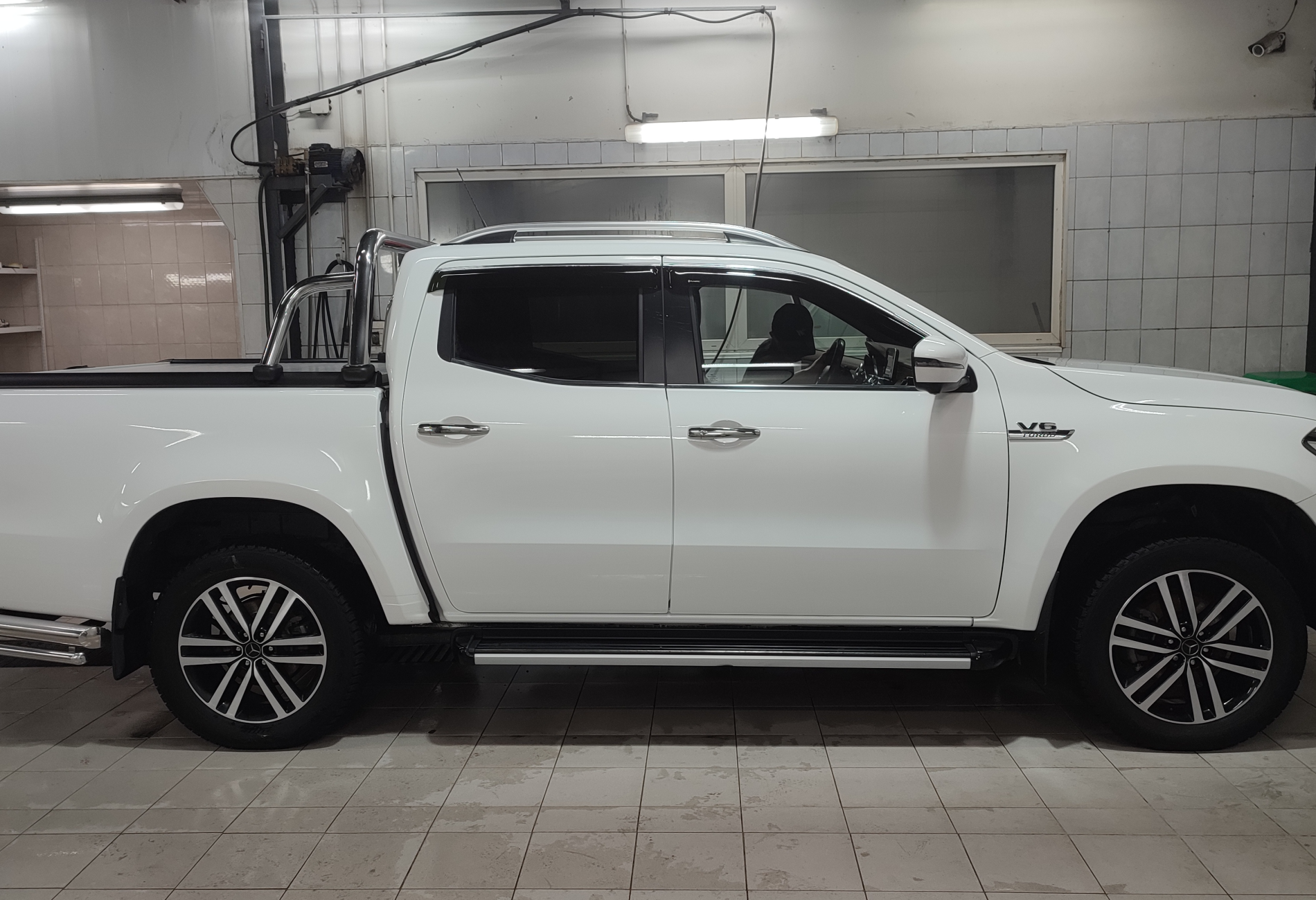 Аренда mercedes-benz x-klass бизнес класса 2019 года в городе Москва Чернышевская от 5200 руб./сутки, полный привод, двигатель: дизель, объем 3 литра, ОСАГО (Мультидрайв), без водителя, недорого, вид 2 - RentRide