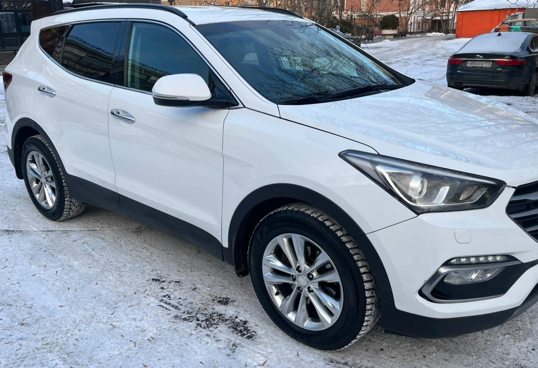 Аренда hyundai santa-fe комфорт класса 2018 года в городе Москва от 3400 руб./сутки, полный привод, двигатель: дизель, объем 2.2 литра, ОСАГО (Впишу в полис), без водителя, недорого - RentRide