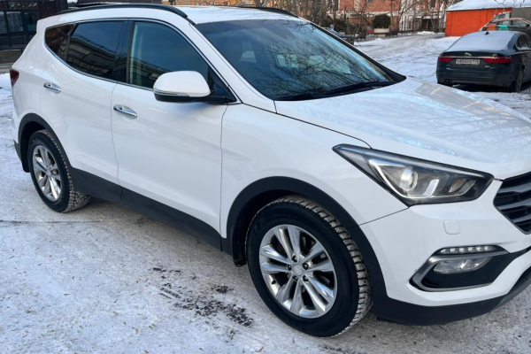 Прокат авто hyundai santa-fe комфорт класса 2018 года в городе Москва от 3400 руб./сутки, полный привод, двигатель: дизель, объем 2.2 литра, ОСАГО (Впишу в полис), без водителя, недорого - RentRide