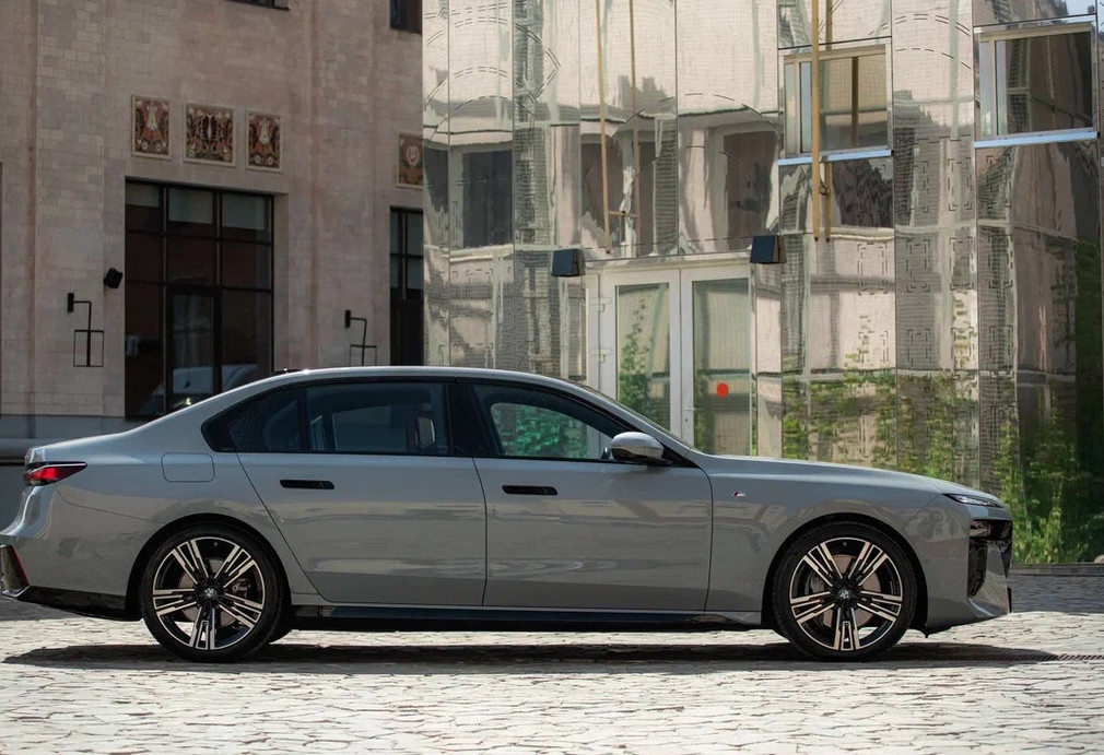 Аренда bmw 7-serii премиум класса 2022 года в городе Москва Шаболовская от 32000 руб./сутки, задний привод, двигатель: бензин, объем 3 литра, каско (Мультидрайв), ОСАГО (Мультидрайв), без водителя, недорого, вид 6 - RentRide
