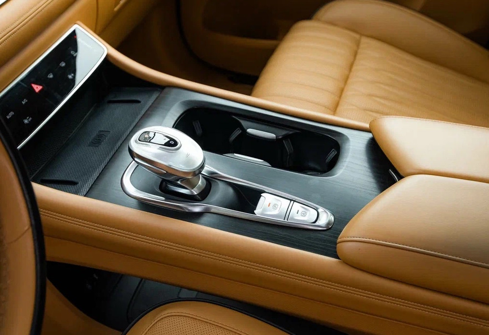 Аренда voyah dream 2023 года в городе Москва Тульская от 18400 руб./сутки, полный привод, двигатель: гибрид, объем 1.5 литров, каско (Мультидрайв), ОСАГО (Мультидрайв), без водителя, недорого, вид 15 - RentRide