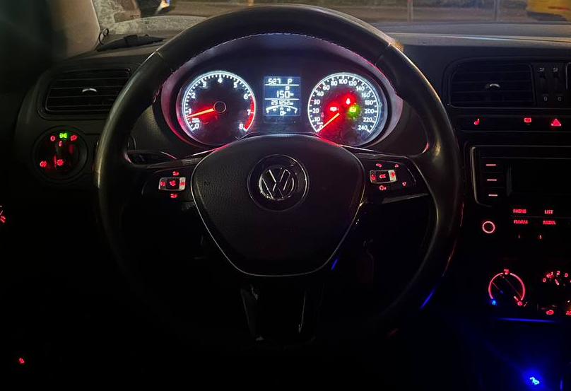 Аренда volkswagen polo эконом класса 2019 года в городе Москва Саларьево от 1200 руб./сутки, передний привод, двигатель: бензин, объем 1.6 литров, каско (Впишу в полис), ОСАГО (Впишу в полис), без водителя, недорого, вид 3 - RentRide