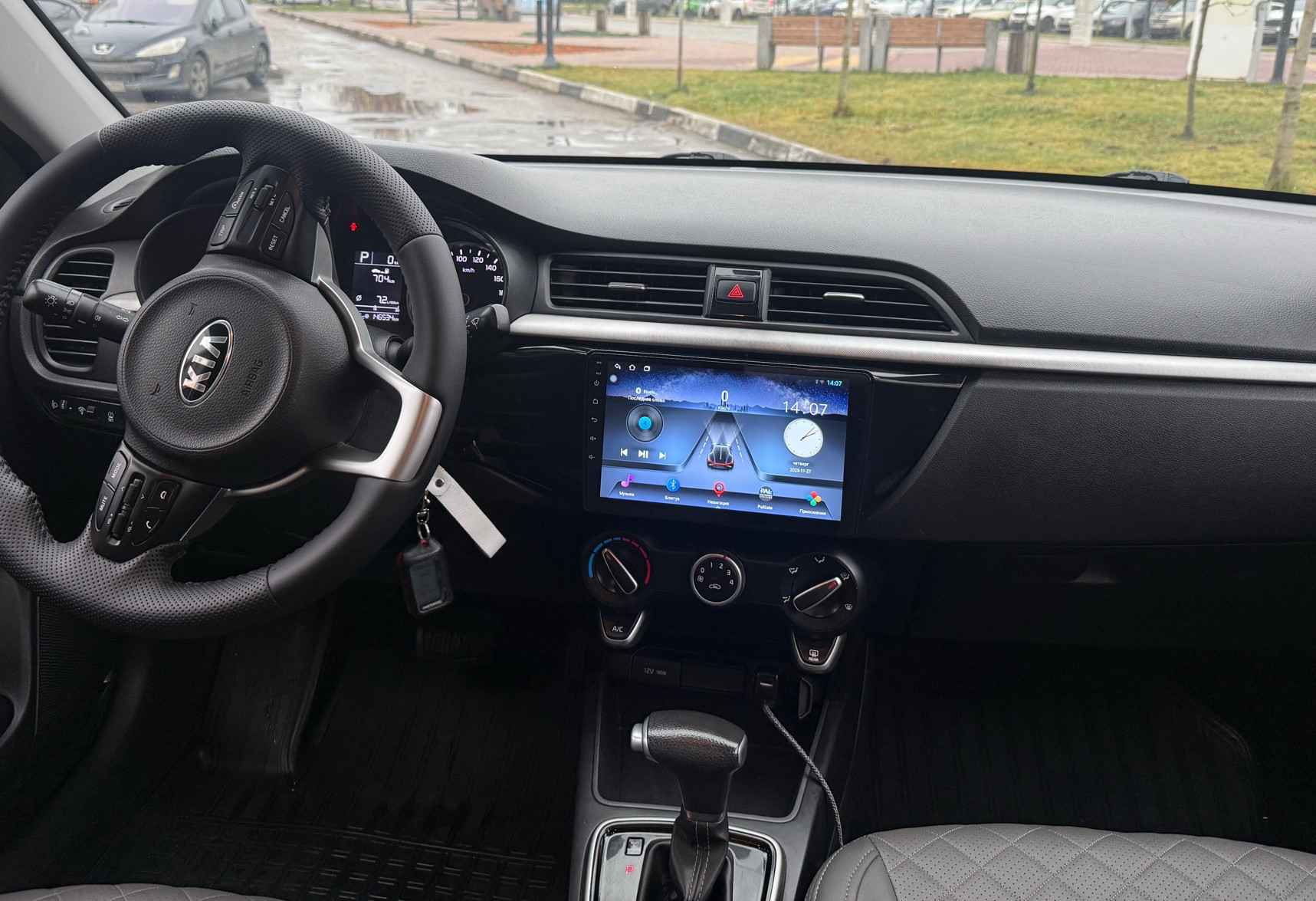 Аренда kia rio эконом класса 2019 года в городе Москва Бульвар Дмитрия Донского от 1800 руб./сутки, передний привод, двигатель: бензин, объем 1.4 литра, ОСАГО (Мультидрайв), без водителя, недорого, вид 7 - RentRide