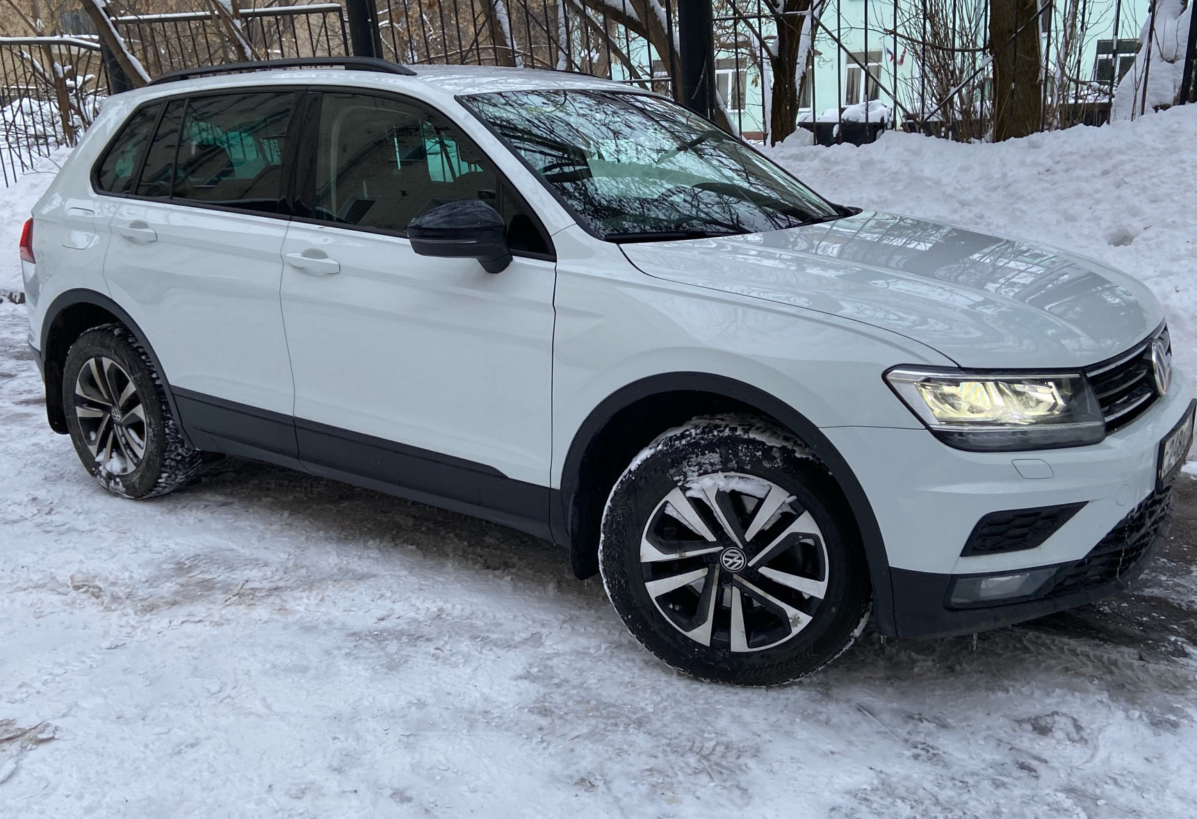 Аренда volkswagen tiguan бизнес класса 2020 года в городе Москва Белорусская от 5600 руб./сутки, полный привод, двигатель: бензин, объем 1.4 литра, ОСАГО (Мультидрайв), без водителя, недорого, вид 3 - RentRide