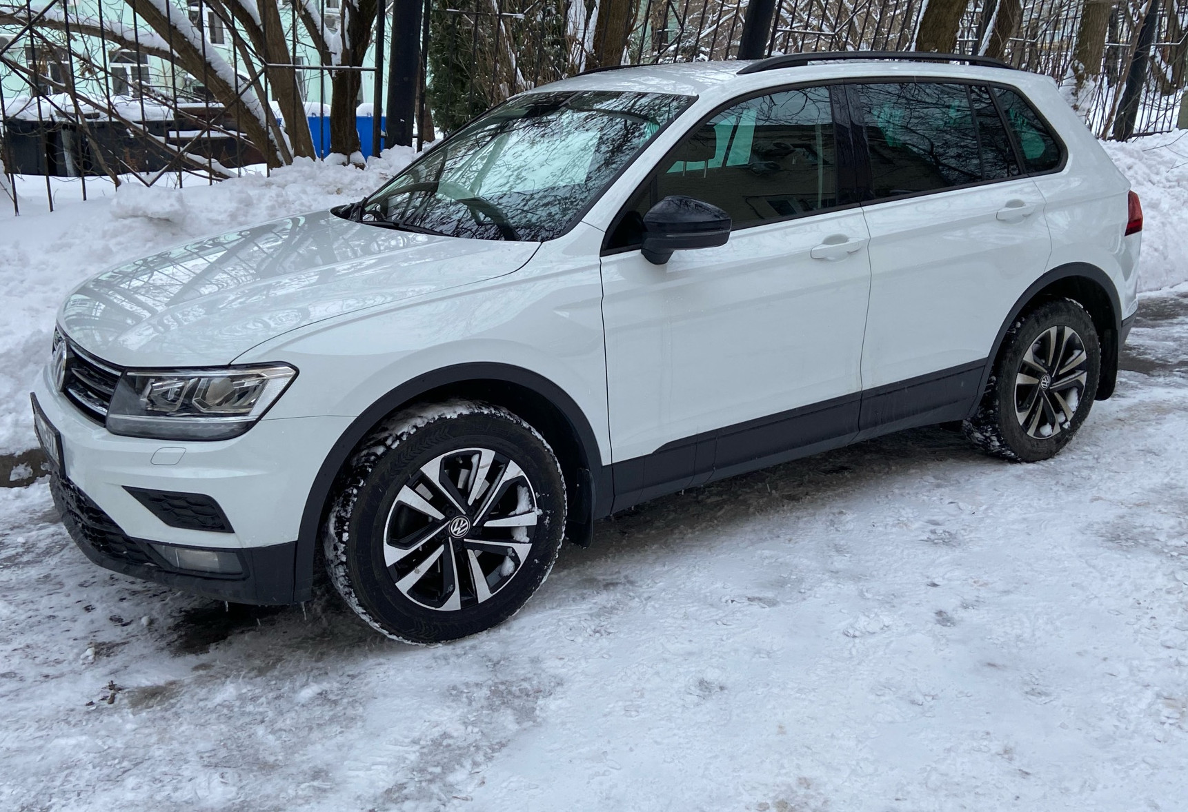 Аренда volkswagen tiguan бизнес класса 2020 года в городе Москва Белорусская от 5600 руб./сутки, полный привод, двигатель: бензин, объем 1.4 литра, ОСАГО (Мультидрайв), без водителя, недорого - RentRide