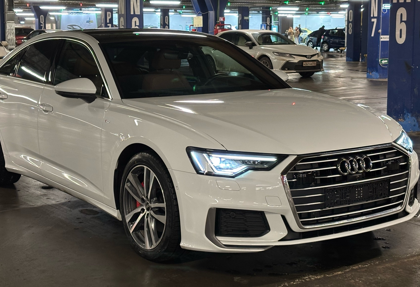 Аренда audi a6 бизнес класса 2022 года в городе Москва от 7200 руб./сутки, передний привод, двигатель: бензин, объем 2 литра, ОСАГО (Мультидрайв), без водителя, недорого - RentRide