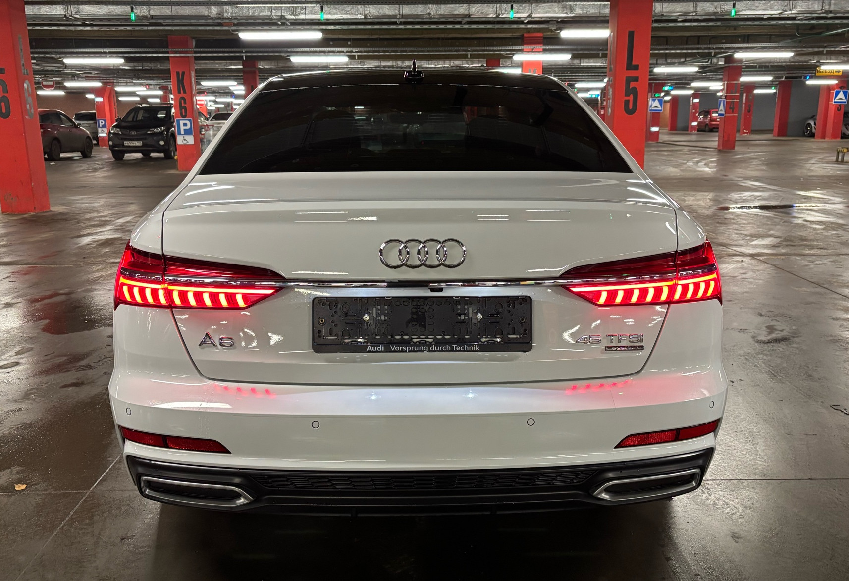 Аренда audi a6 бизнес класса 2022 года в городе Москва от 7200 руб./сутки, передний привод, двигатель: бензин, объем 2 литра, ОСАГО (Мультидрайв), без водителя, недорого, вид 4 - RentRide