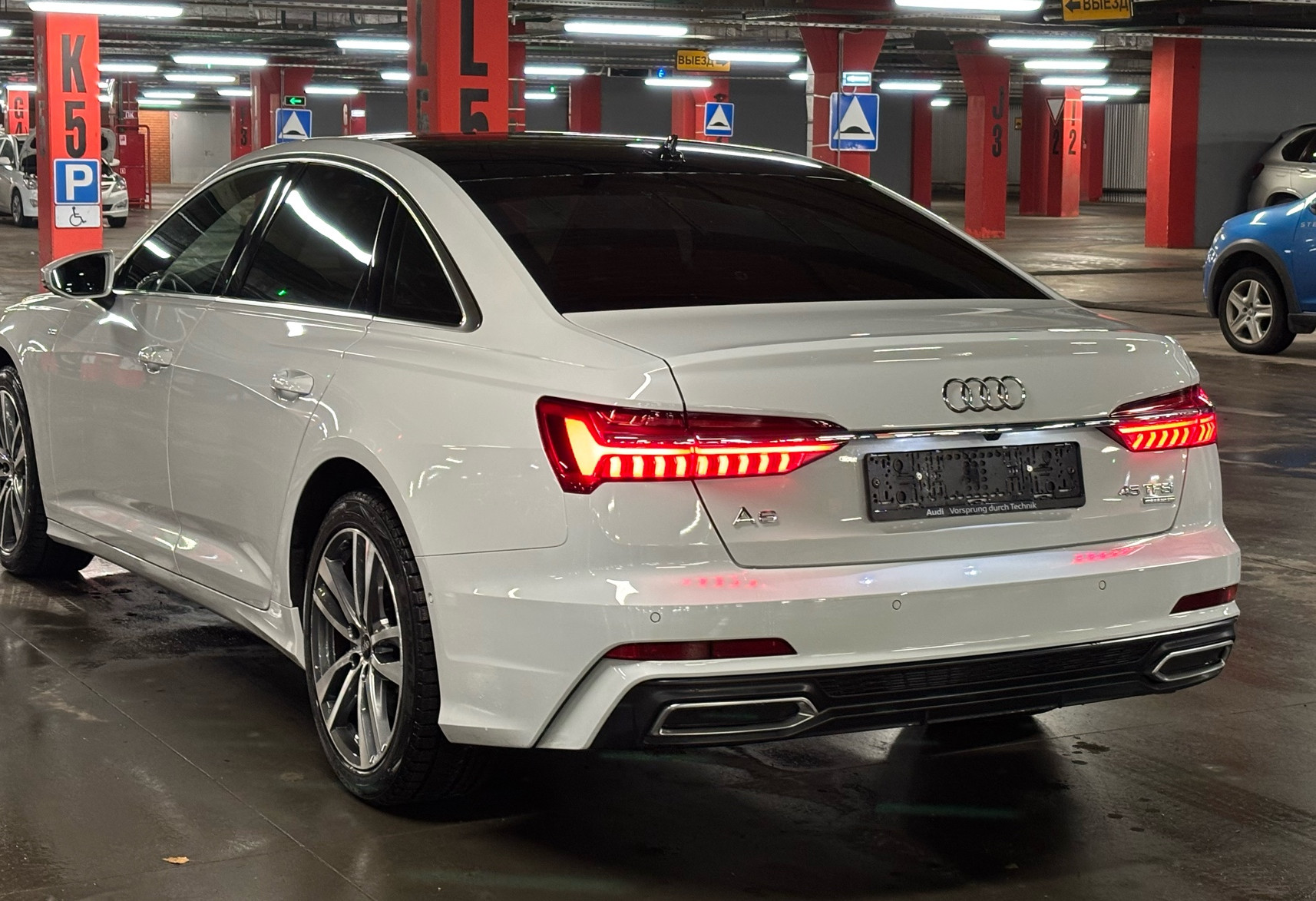 Аренда audi a6 бизнес класса 2022 года в городе Москва от 7200 руб./сутки, передний привод, двигатель: бензин, объем 2 литра, ОСАГО (Мультидрайв), без водителя, недорого, вид 3 - RentRide