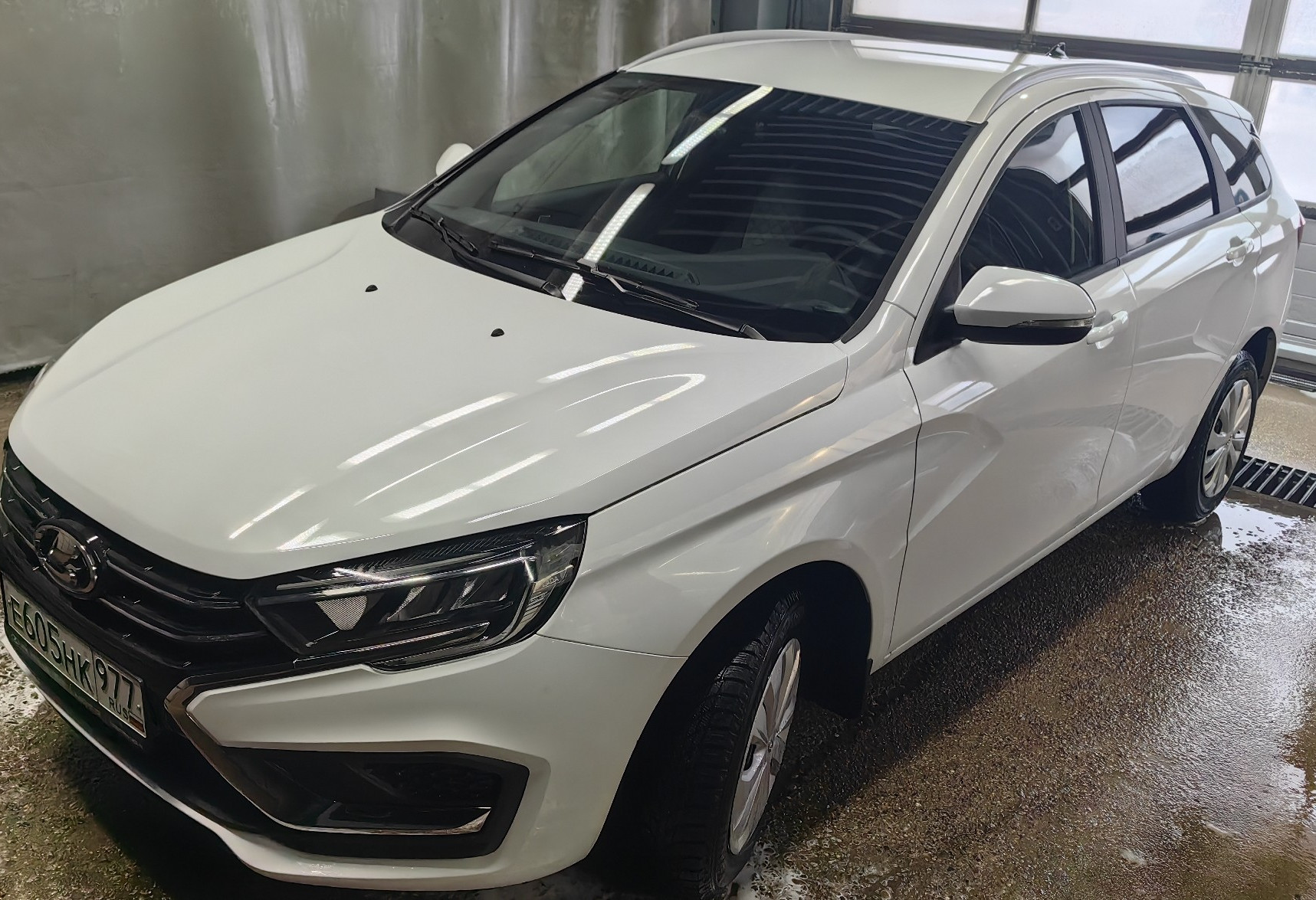 Аренда lada vesta-sw эконом класса 2025 года в городе Москва Площадь Гагарина от 2160 руб./сутки, передний привод, двигатель: бензин, объем 1.6 литров, ОСАГО (Мультидрайв), без водителя, недорого - RentRide