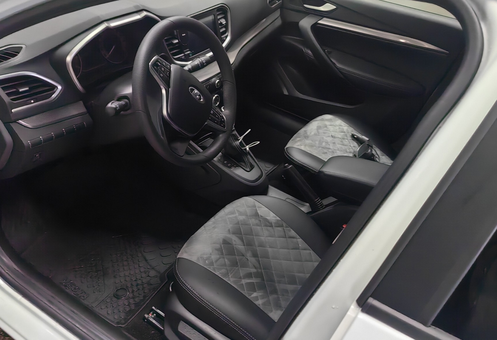 Аренда lada vesta-sw эконом класса 2025 года в городе Москва Площадь Гагарина от 2160 руб./сутки, передний привод, двигатель: бензин, объем 1.6 литров, ОСАГО (Мультидрайв), без водителя, недорого, вид 9 - RentRide