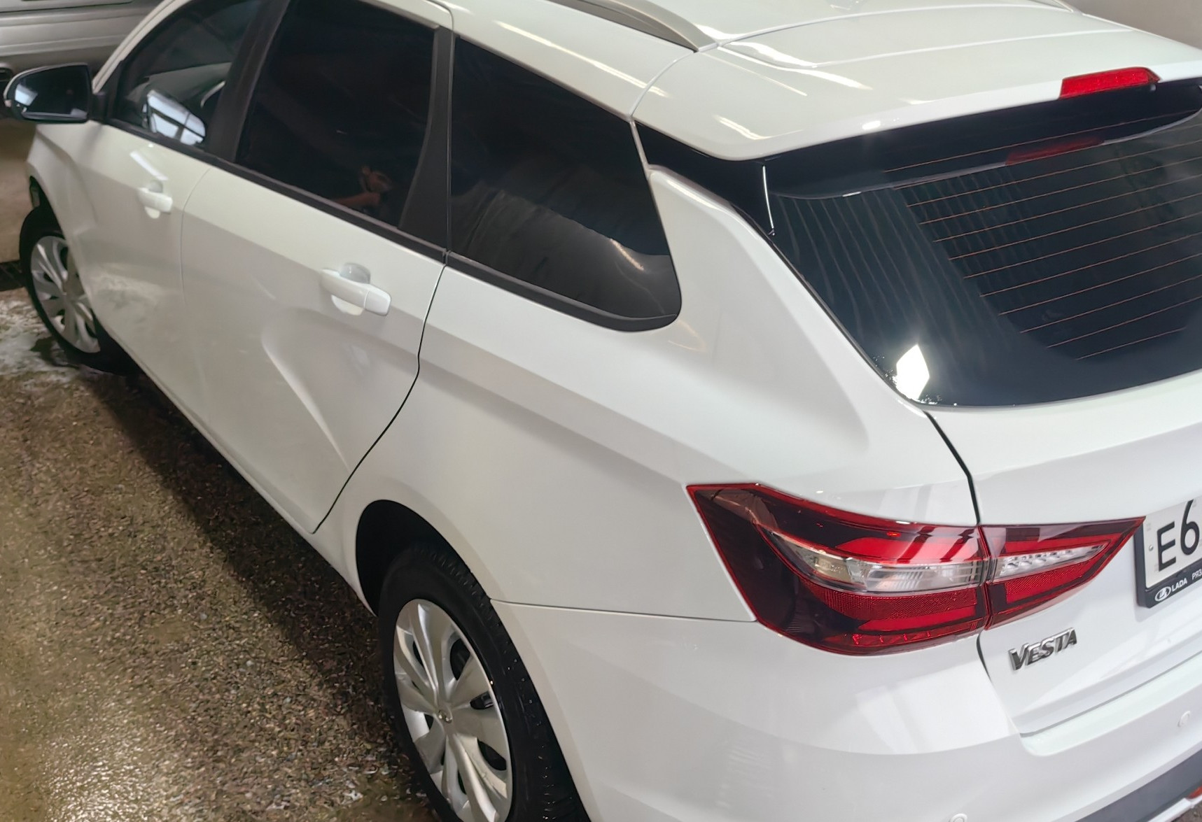 Аренда lada vesta-sw эконом класса 2025 года в городе Москва Площадь Гагарина от 2160 руб./сутки, передний привод, двигатель: бензин, объем 1.6 литров, ОСАГО (Мультидрайв), без водителя, недорого, вид 6 - RentRide