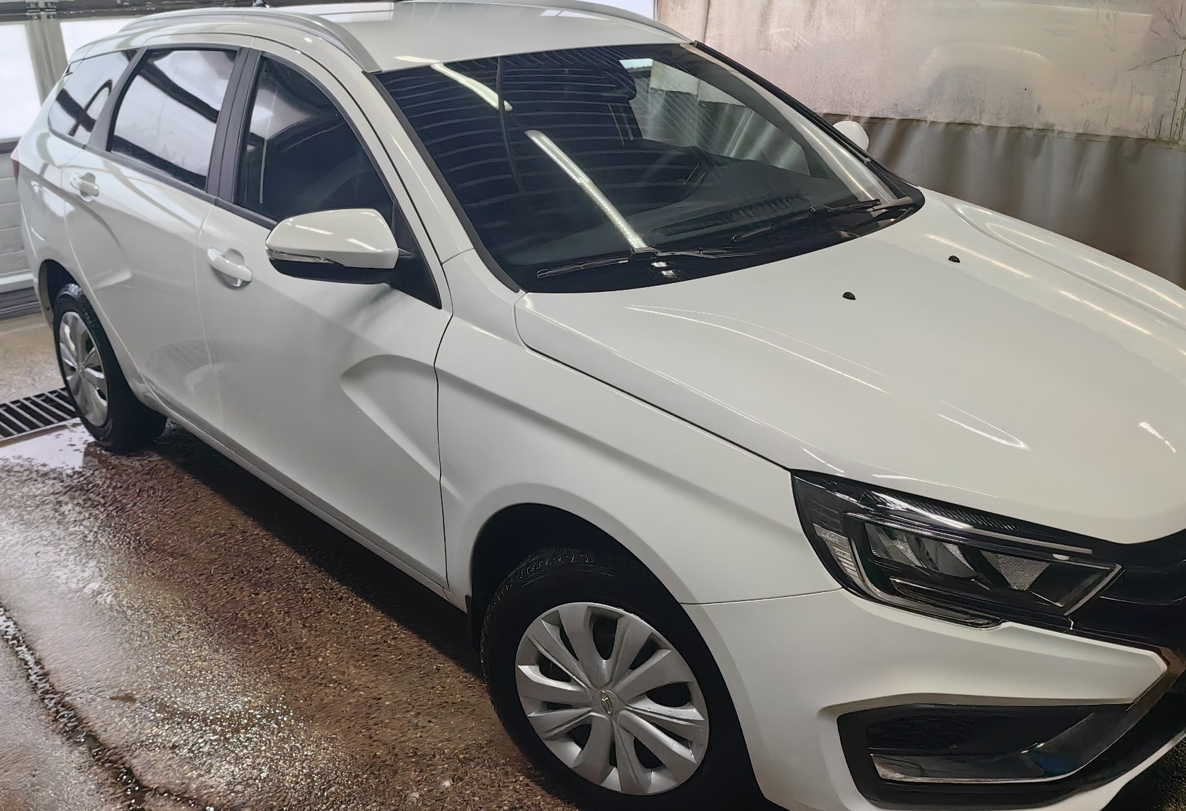 Аренда lada vesta-sw эконом класса 2025 года в городе Москва Площадь Гагарина от 2160 руб./сутки, передний привод, двигатель: бензин, объем 1.6 литров, ОСАГО (Мультидрайв), без водителя, недорого, вид 3 - RentRide