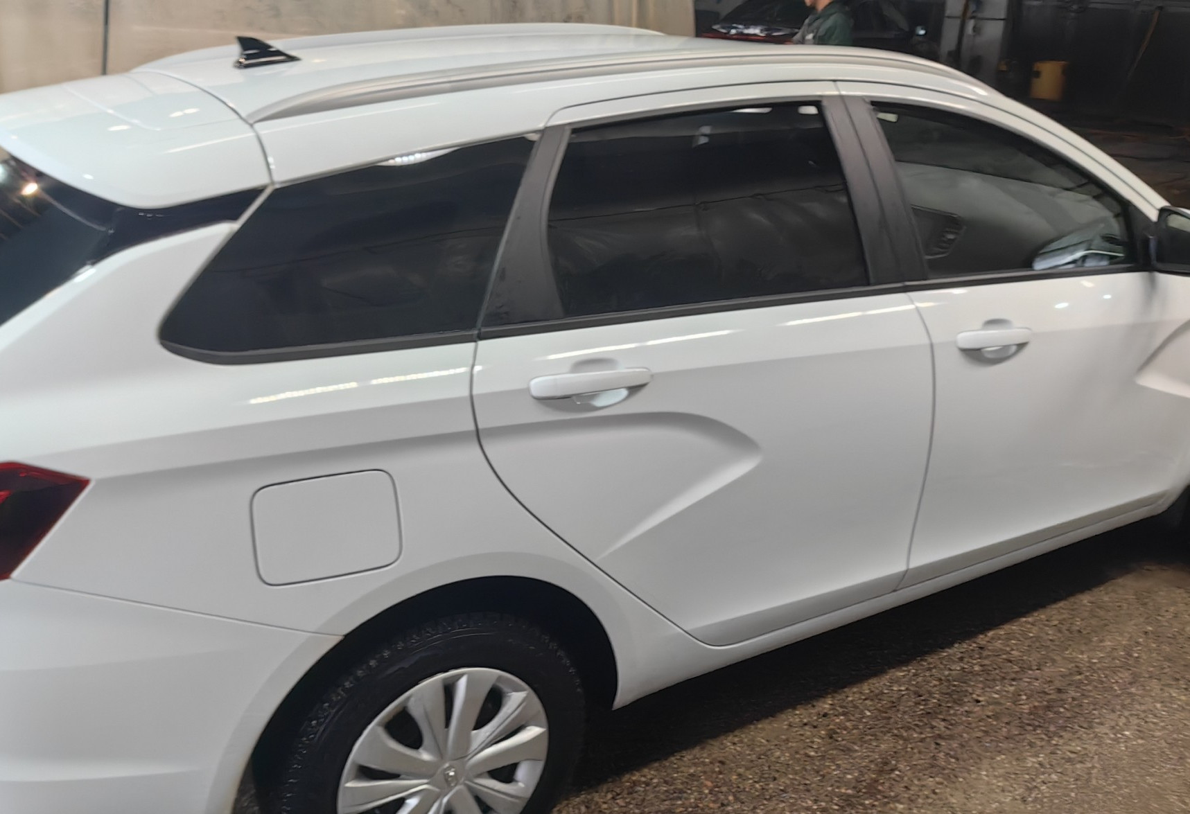 Аренда lada vesta-sw эконом класса 2025 года в городе Москва Площадь Гагарина от 2160 руб./сутки, передний привод, двигатель: бензин, объем 1.6 литров, ОСАГО (Мультидрайв), без водителя, недорого, вид 4 - RentRide